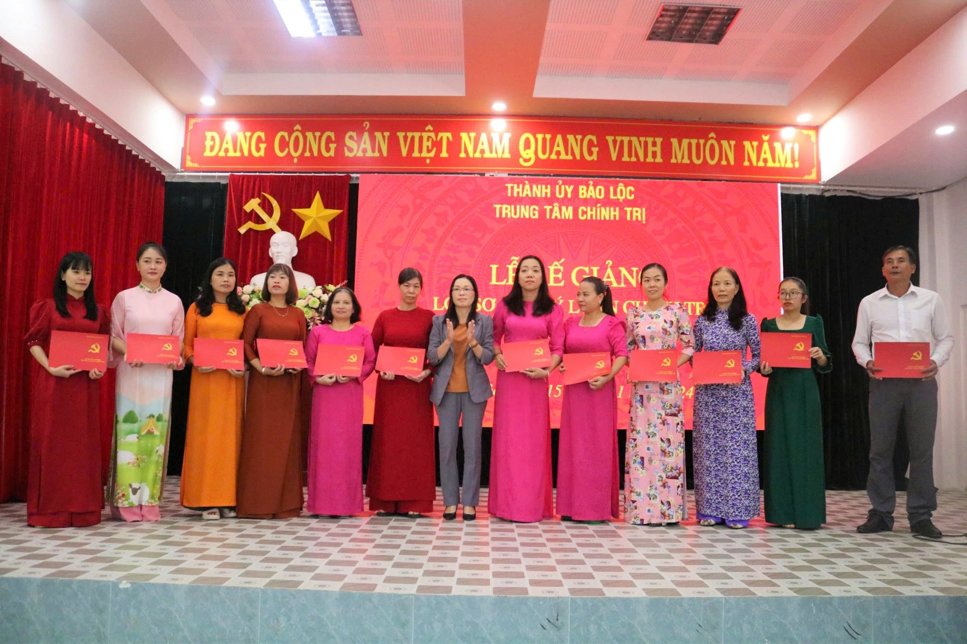 Các học viên nhận bằng tốt nghiệp