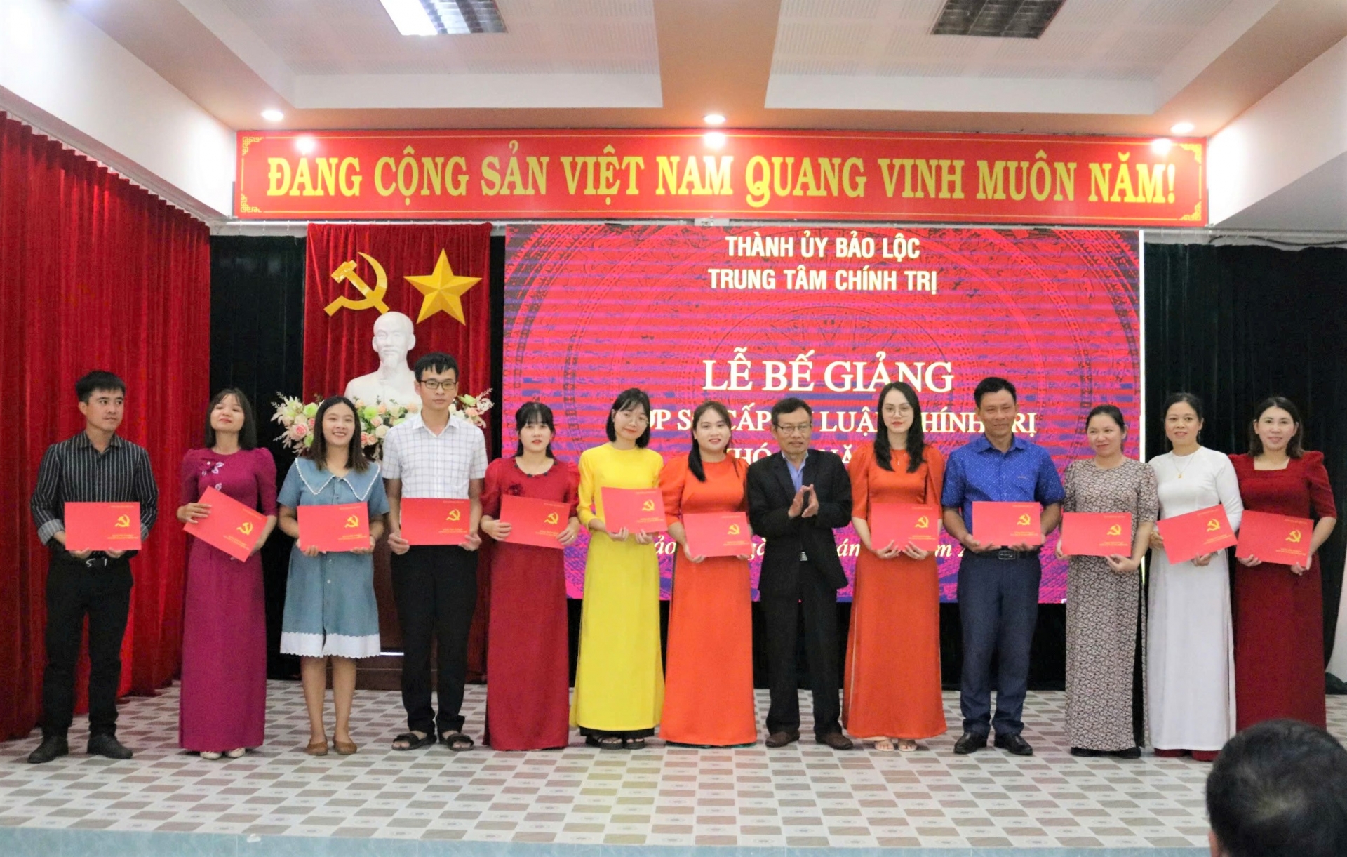 Các học viên nhận bằng tốt nghiệp