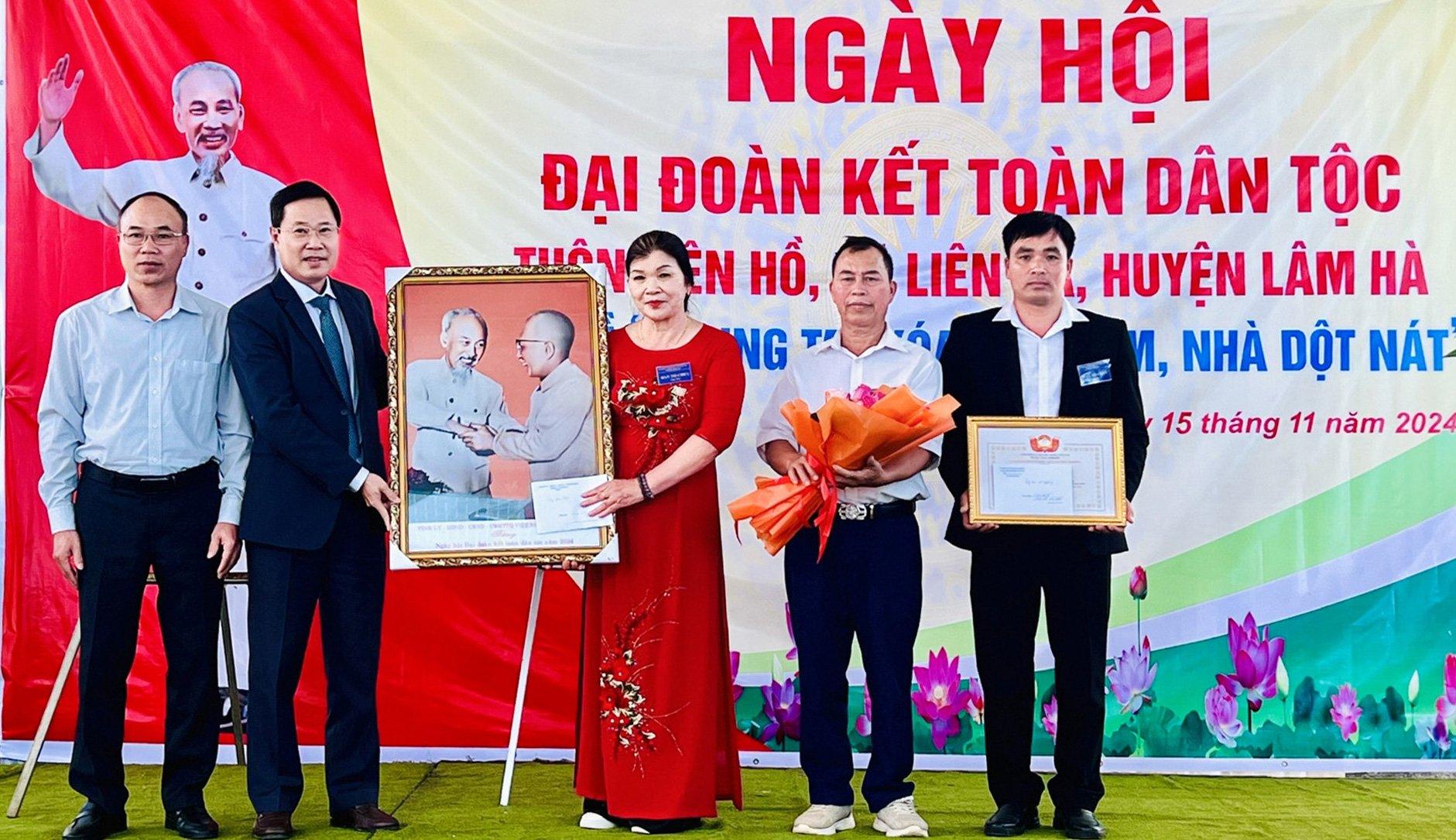 Chủ tịch Ủy ban MTTQ Việt Nam tỉnh Phạm Triều tặng Bằng khen, quà và bức ảnh Bác Hồ - Bác Tôn biểu tượng của tình đoàn kết
cho cán bộ và Nhân dân thôn Liên Hồ, xã Liên Hà, huyện Lâm Hà