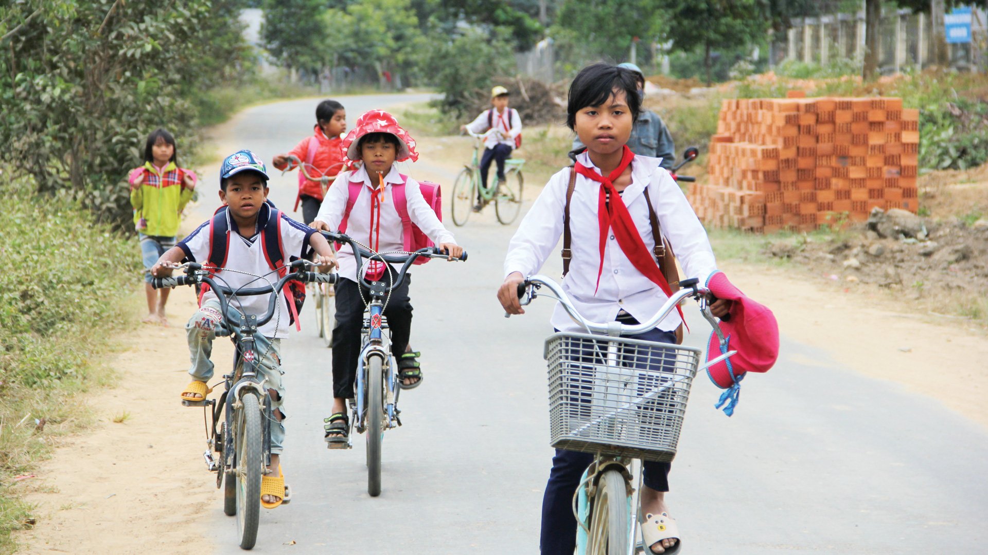 Trẻ em làng Sa Luk