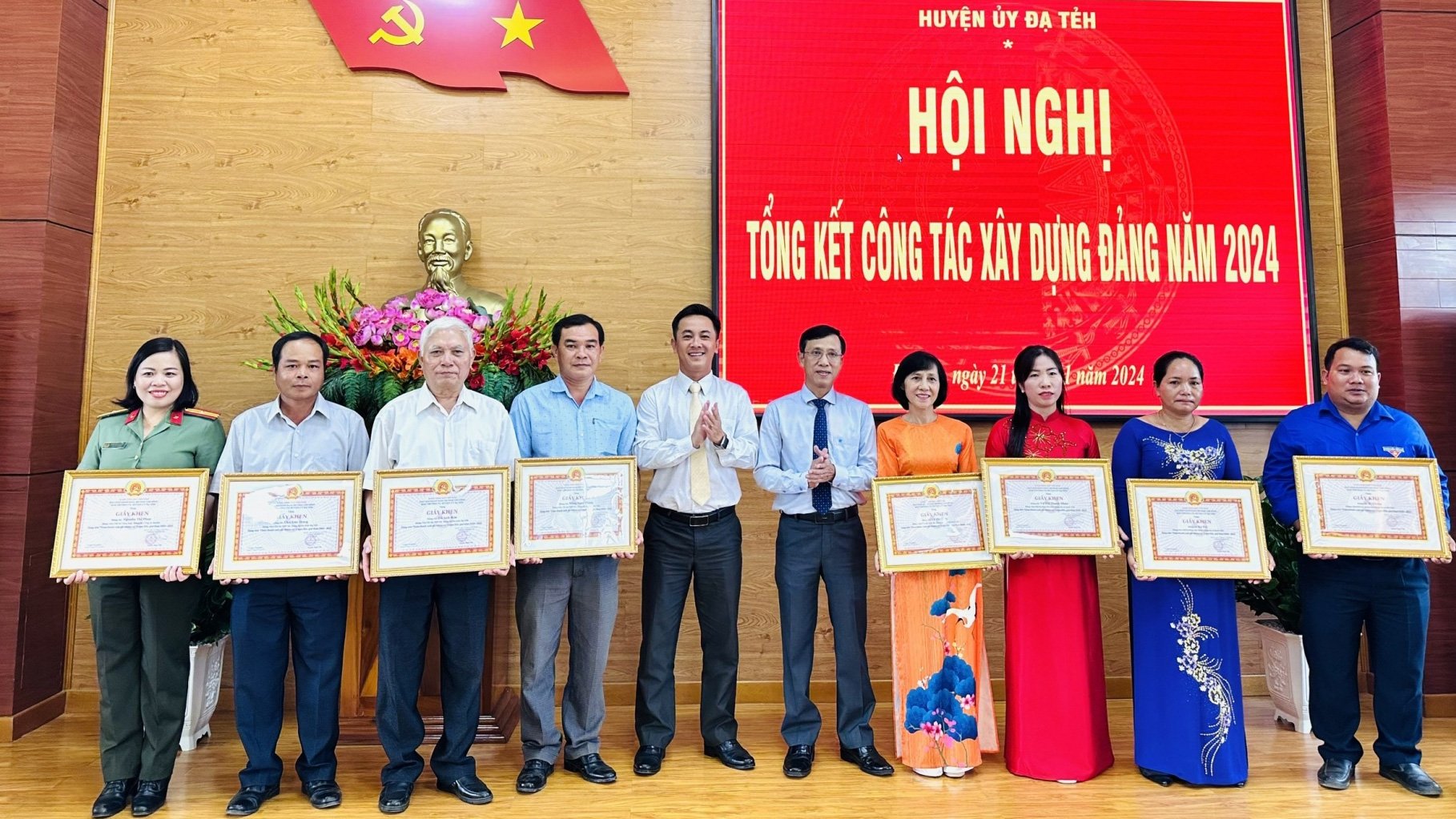 Tặng giấy khen cho các đảng viên đạt tiêu chuẩn Hoàn thành xuất sắc nhiệm vụ 5 năm liền, từ năm 2020 – 2024