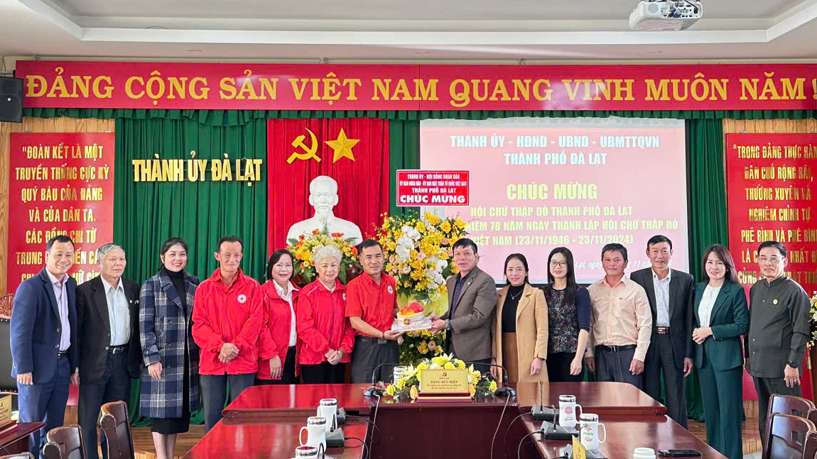 Lãnh đạo UBMTTQ và các đoàn thể, phòng, ban chúc mừng Hội Chữ thập đỏ thành phố Đà Lạt