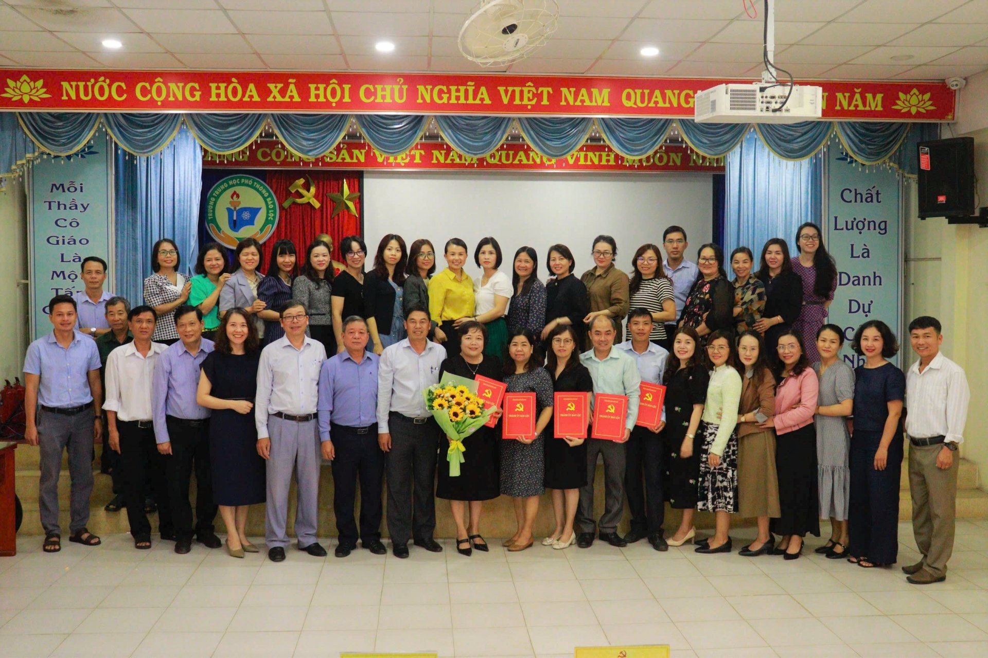 Các đảng viên thuộc Đảng bộ Trường THPT Bảo Lộc chụp hình lưu niệm cùng các đồng chí lãnh đạo Thành ủy