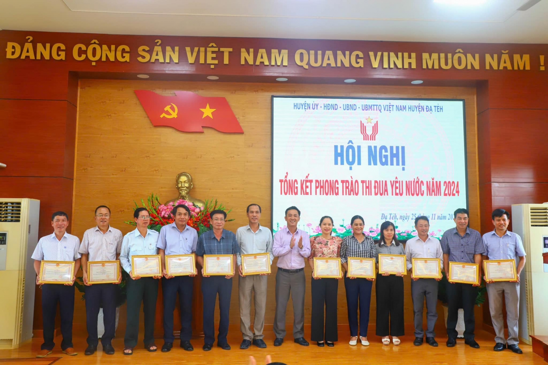 Đồng chí Phan Đức Thái - Phó Bí thư Thường trực Huyện ủy Đạ Tẻh trao khen thưởng cho các cá nhân, tập thể