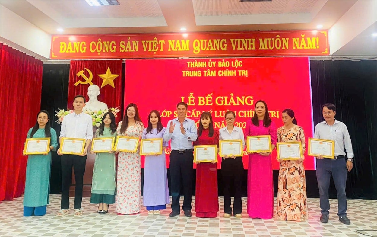 Phó Bí thư Thành ủy, Chủ tịch HĐND TP Bảo Lộc Nghiêm Xuân Đức trao khen thưởng cho các học viên đạt thành tích xuất sắc