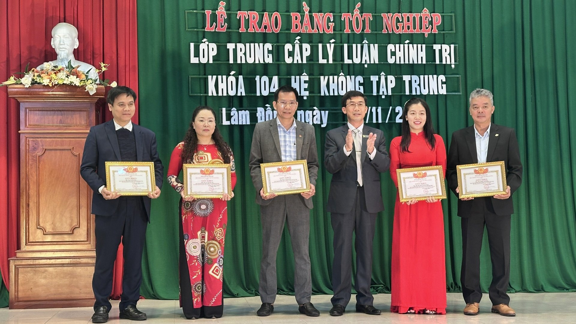 Đồng chí Phạm Kim Quang - Phó Hiệu trưởng Trường Chính trị tỉnh Lâm Đồng trao giấy khen cho các học viên xuất sắc