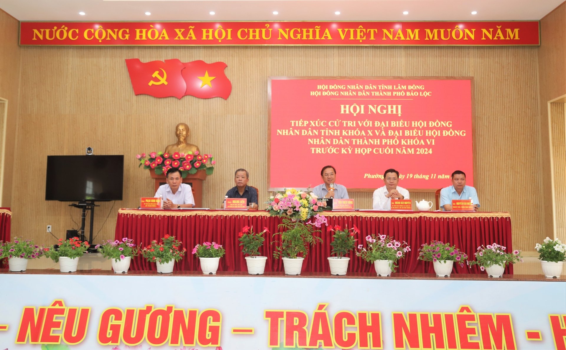 Đại biểu HĐND tỉnh thuộc Tổ bầu cử số 15 và đại biểu HĐND TP Bảo Lộc tiếp xúc với cử tri Phường 2