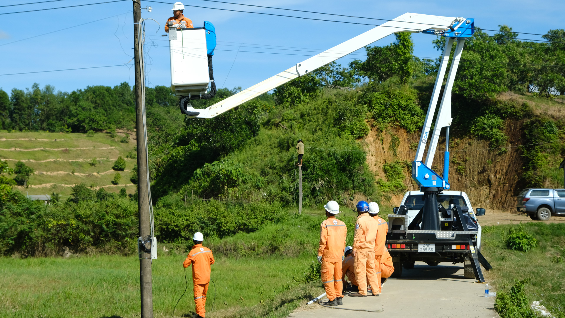 Điện lực Cát Tiên thực hiện công tác sửa chữa, nâng cấp hệ thống lưới điện ở nông thôn