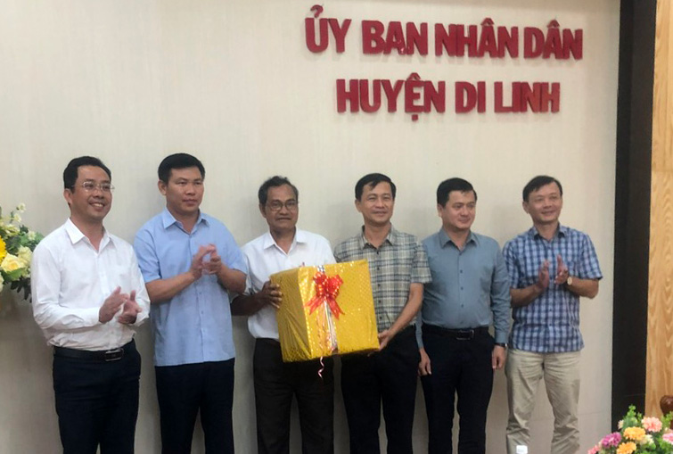 Đoàn công tác huyện Hướng Hoá tặng quà các đồng chí lãnh đạo huyện Di Linh