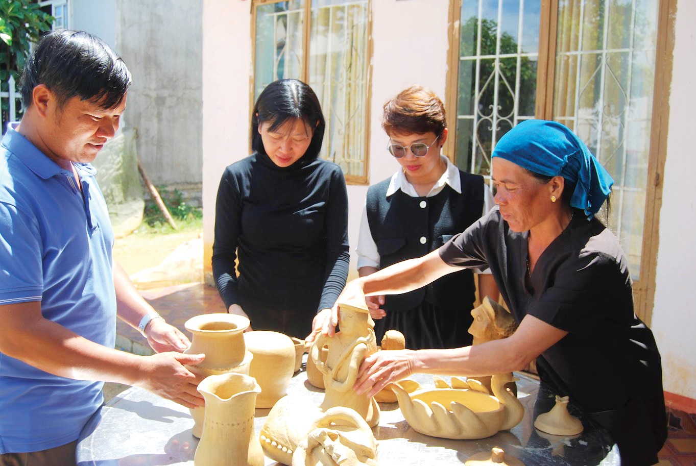 Cần thêm những giải pháp để phát huy lợi thế so sánh của sản phẩm gốm làng nghề xã Pró, huyện Đơn Dương trên thị trường