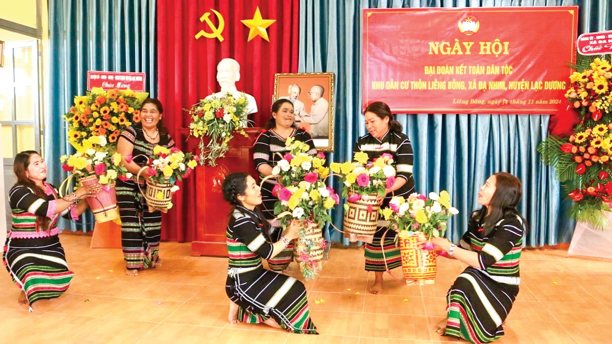 Tiết mục văn nghệ chào mừng Ngày hội Đại đoàn kết toàn dân tộc của Nhân dân thôn Liêng Bông, xã Đạ Nhim, huyện Lạc Dương biểu diễn. Ảnh: Tuấn Hương