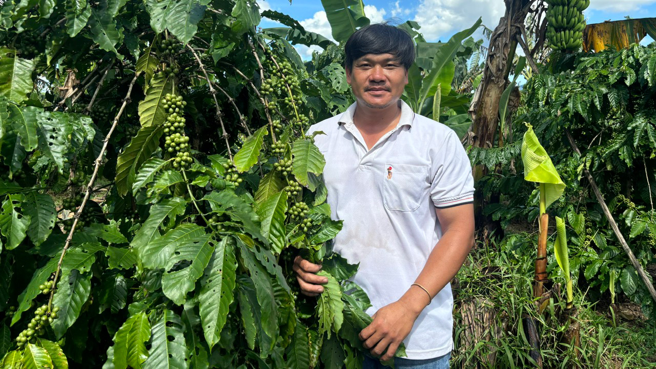 Anh Đinh Văn Đông trong vườn đa canh