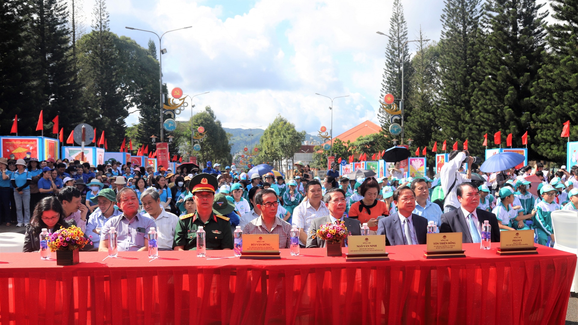 Các đại biểu dự Triển lãm