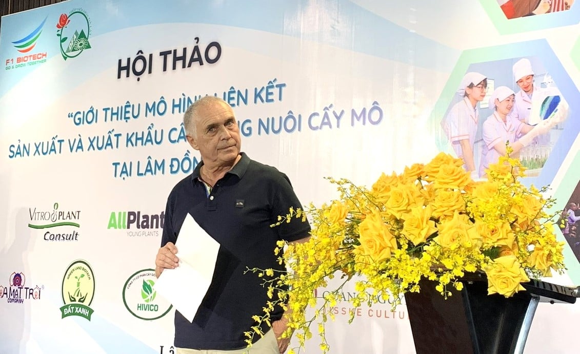 Ông Dino Mazzoni, đại diện Công ty Vitroplant Consult (Pháp) thảo luận các giải pháp phát triển mô hình liên kết sản xuất và xuất khẩu cây giống nuôi cấy mô Lâm Đồng