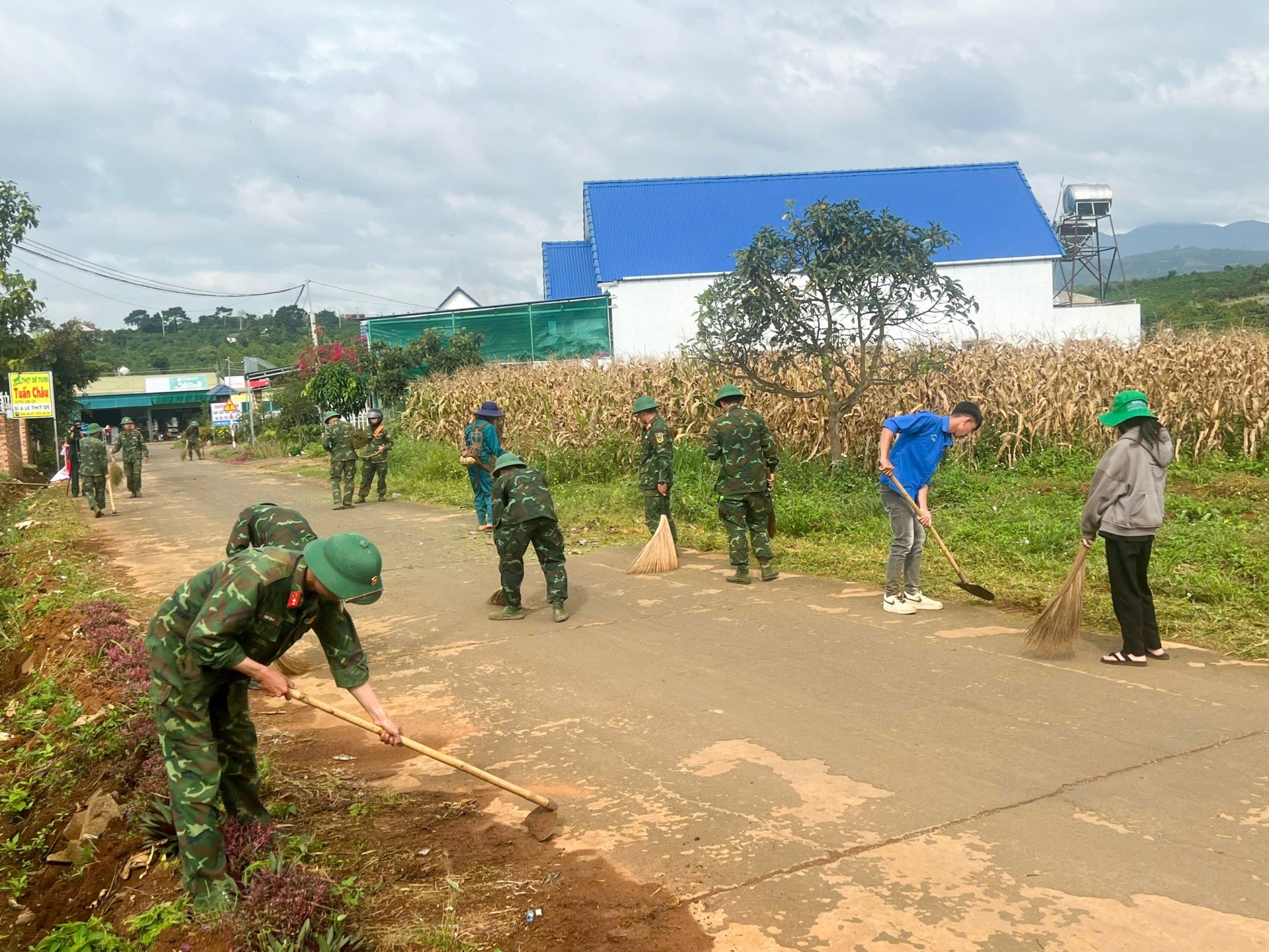 Cán bộ, chiến sĩ Học viện hào hứng tham gia đóng góp ngày công, làm đẹp đường nông thôn 