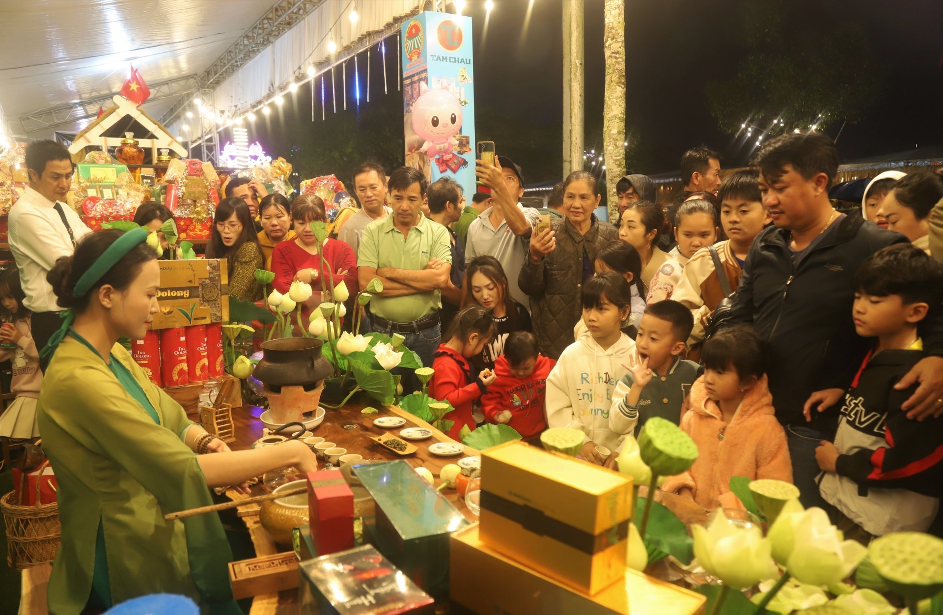 Nghê thuật pha trà tại Phiên chợ nông sản, sản phẩm OCOP thu hút đông đảo người dân, khách quan tâm