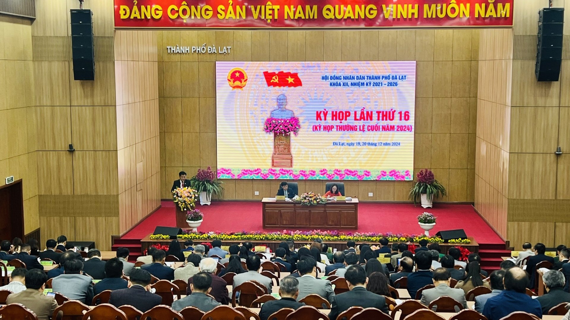 Quang cảnh kỳ họp