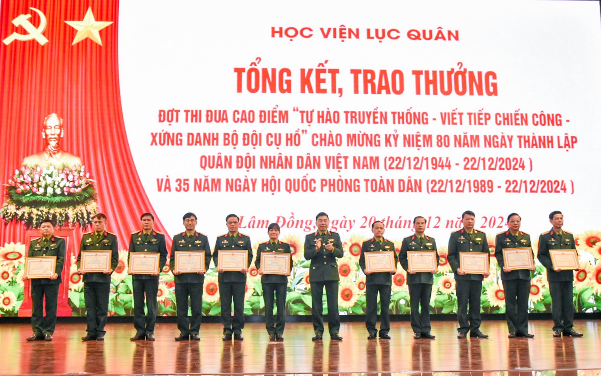 Thiếu tướng Nguyễn Công Sơn - Phó Chính ủy Học viện trao giấy khen cho các tập thể, cá nhân đạt thành tích trong đợt thi đua cao điểm 