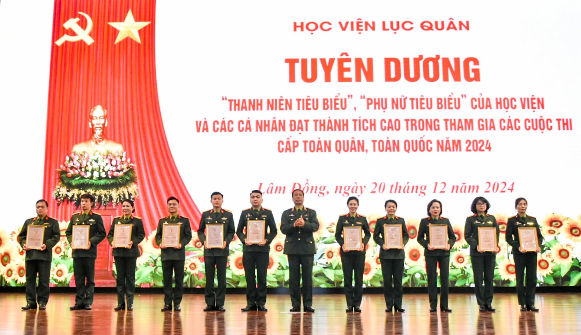 Thiếu tướng Đỗ Anh Tuấn - Phó Giám đốc Học viện khen thưởng, trao các danh hiệu “Thanh niên tiêu biểu” và “Phụ nữ tiêu biểu” và các cá nhân đạt giải cao tại các hội thi cấp toàn quân, toàn quốc năm 2024 