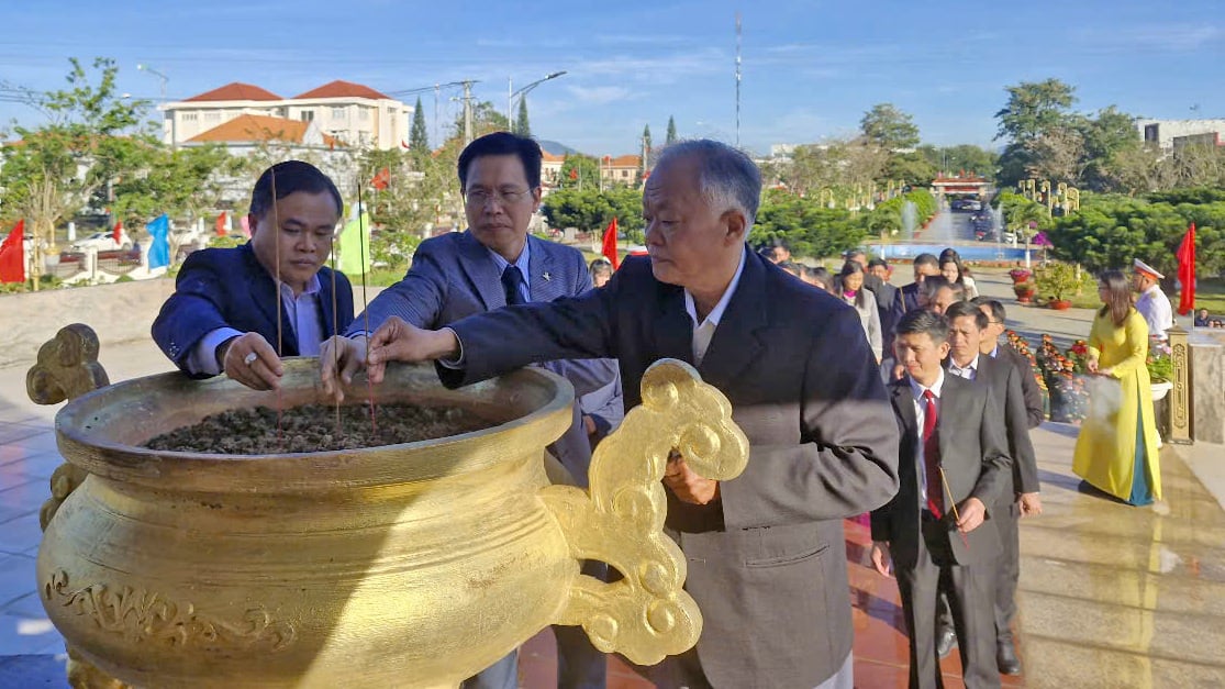 Lãnh đạo huyện Đức Trọng thắp hương tại Đài tưởng niệm các anh hùng liệt sĩ