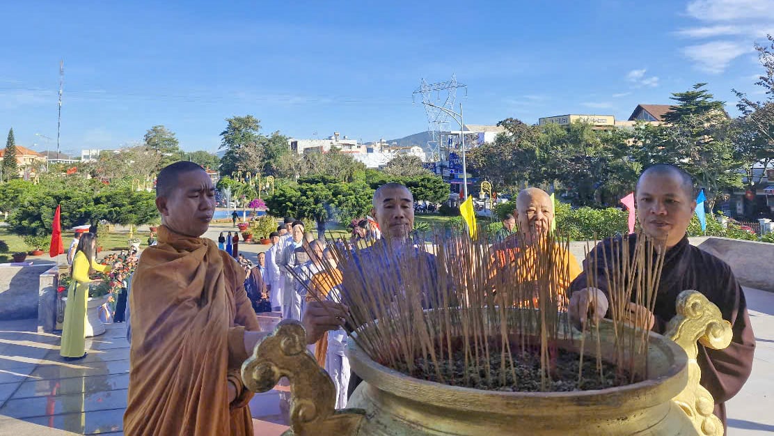 Đại diện tôn giáo thắp nhang tại Đài tưởng niệm