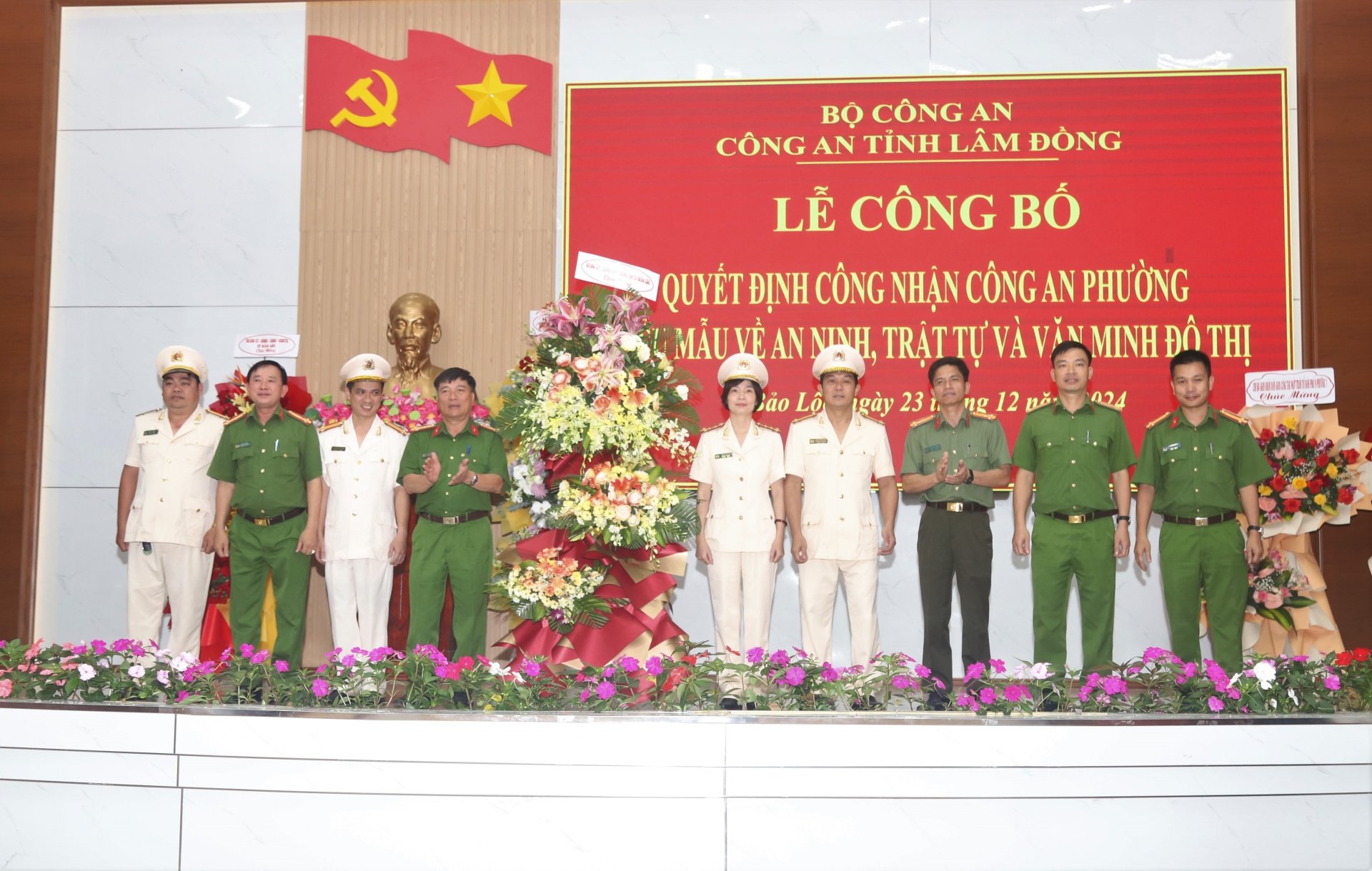 Lãnh đạo Công an TP Bảo Lộc Đạ tá Nguyễn Quang Thống - Phó Giám đốc Công an tỉnh Lâm Đồng tặng hoa chúc mừng tập thể cán bộ, chiến sĩ Công an Phường 1