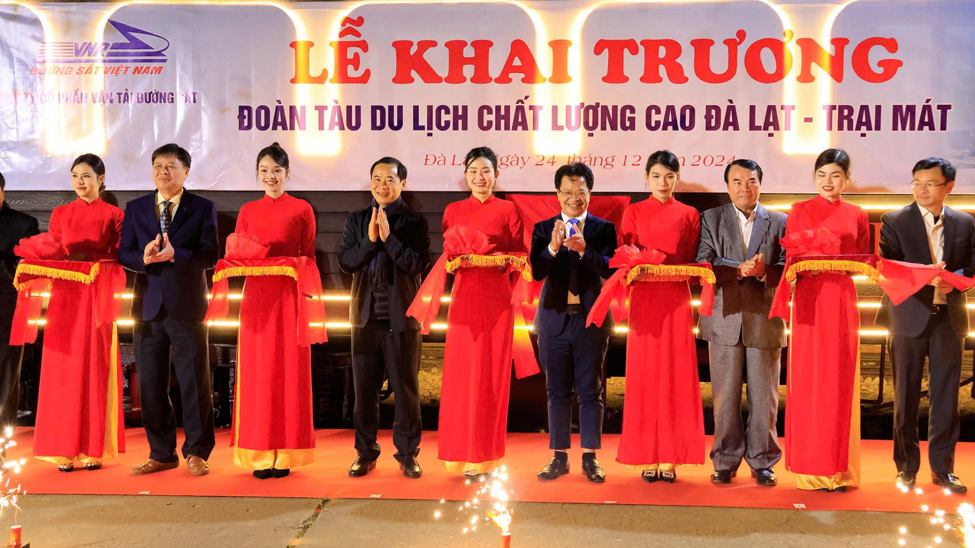 Các đại biểu cắt băng khai trương