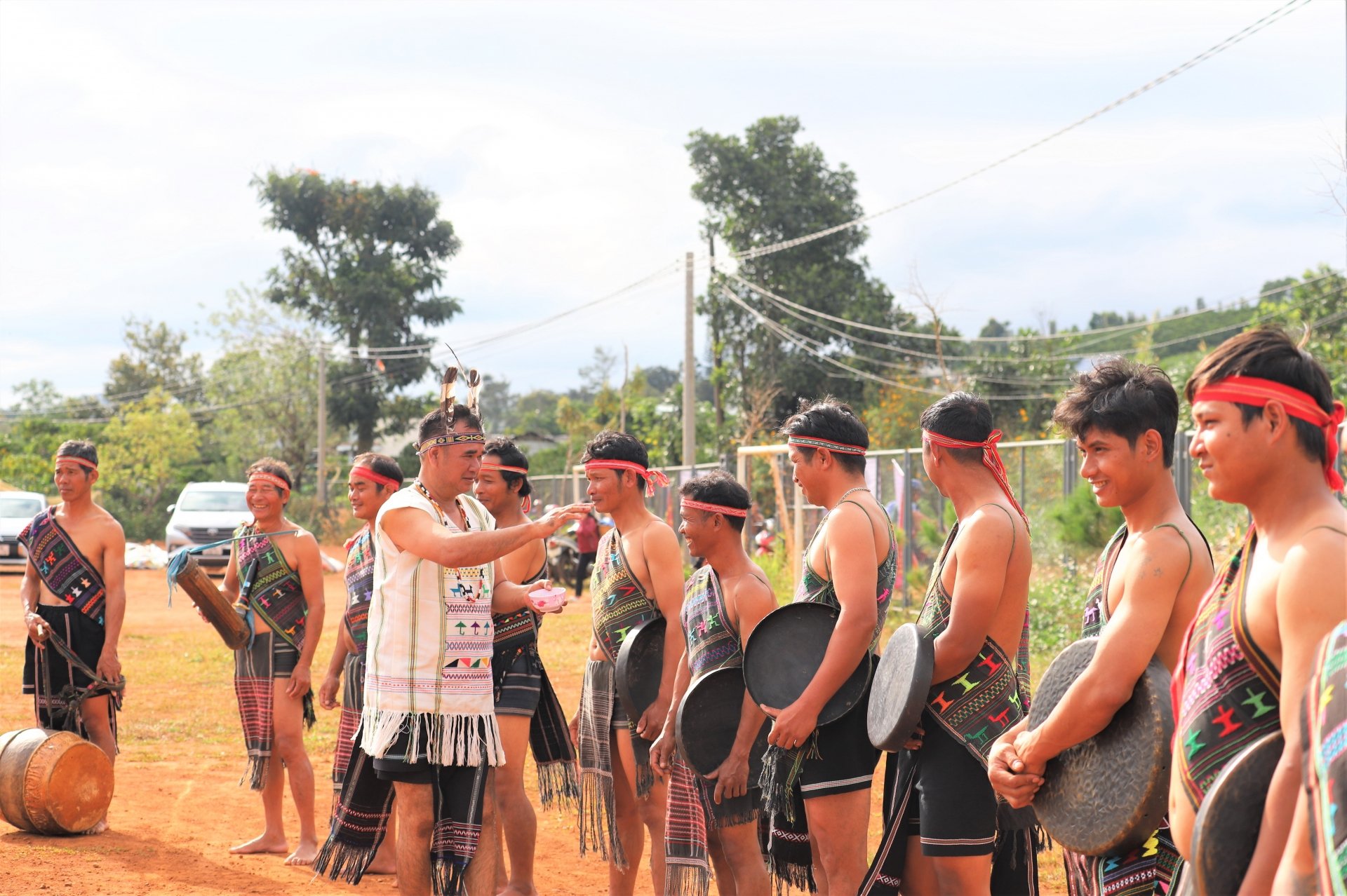 Già làng dùng huyết gà trống