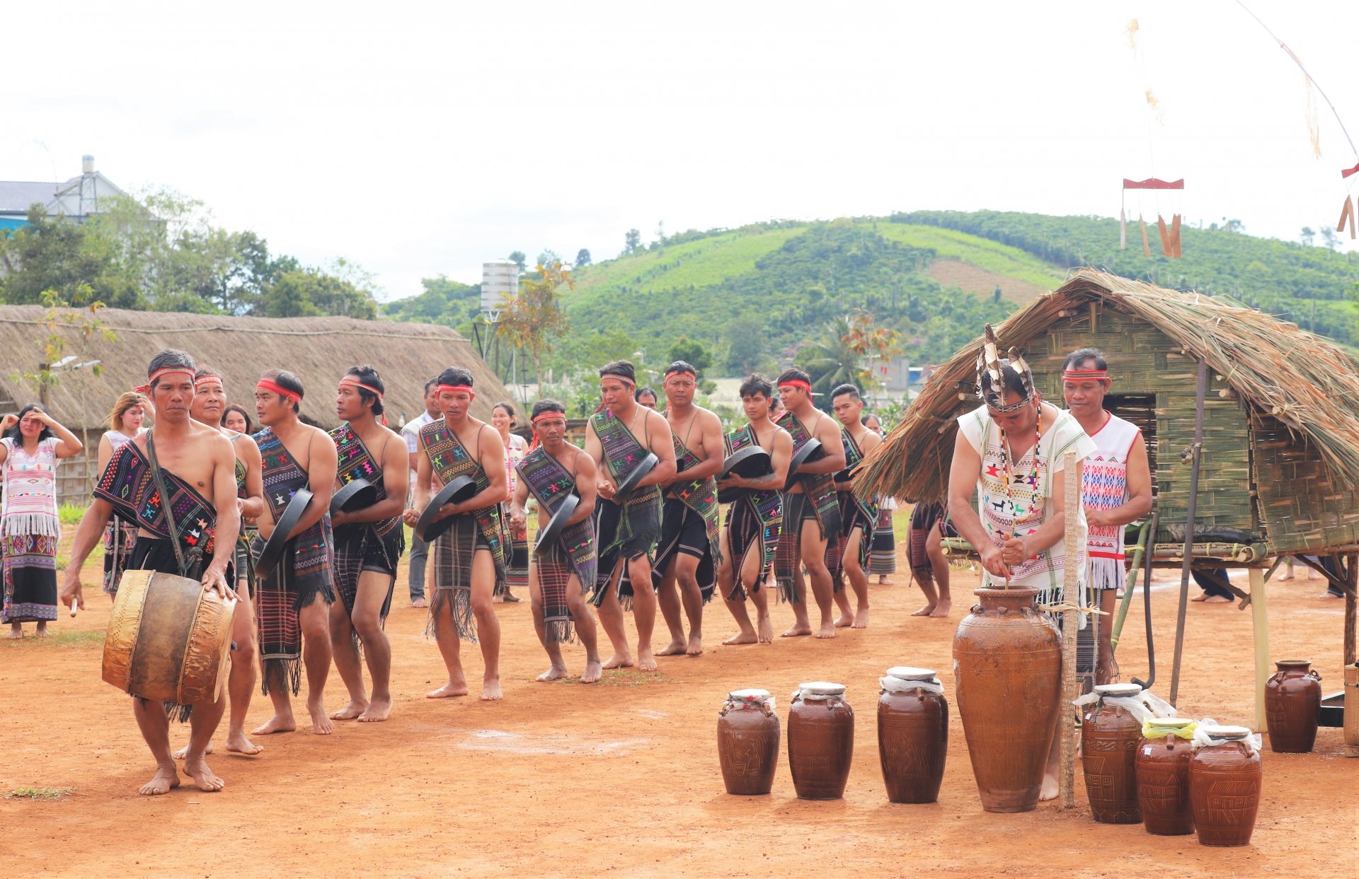 Các nghệ nhân diễn tấu cồng chiêng tại Lê Mừng lúa mới