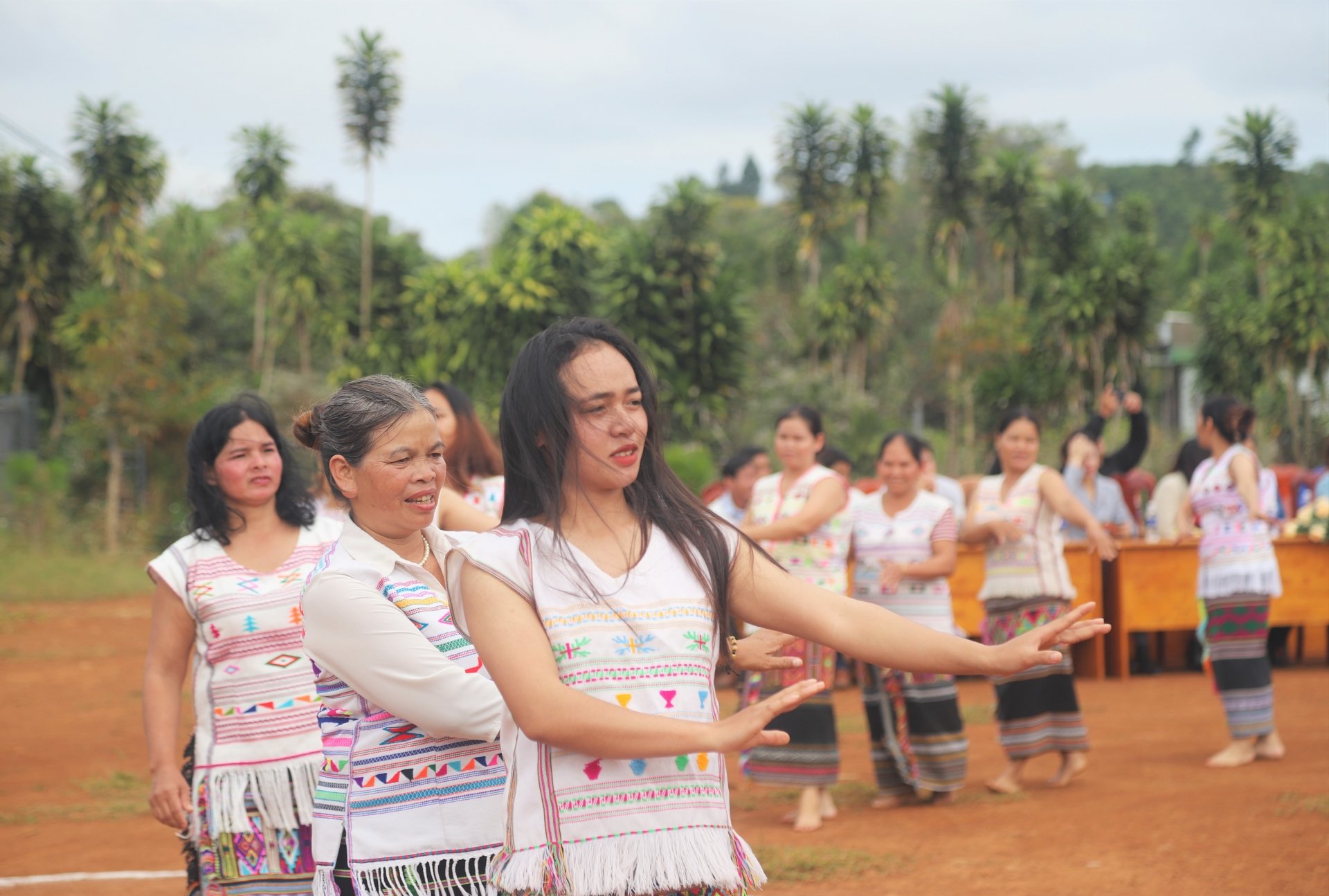 Những cô gái, phụ nữ dân tộc Mạ uyển chuyển trong những điệu múa xoang tại Lễ Mừng lúa mới