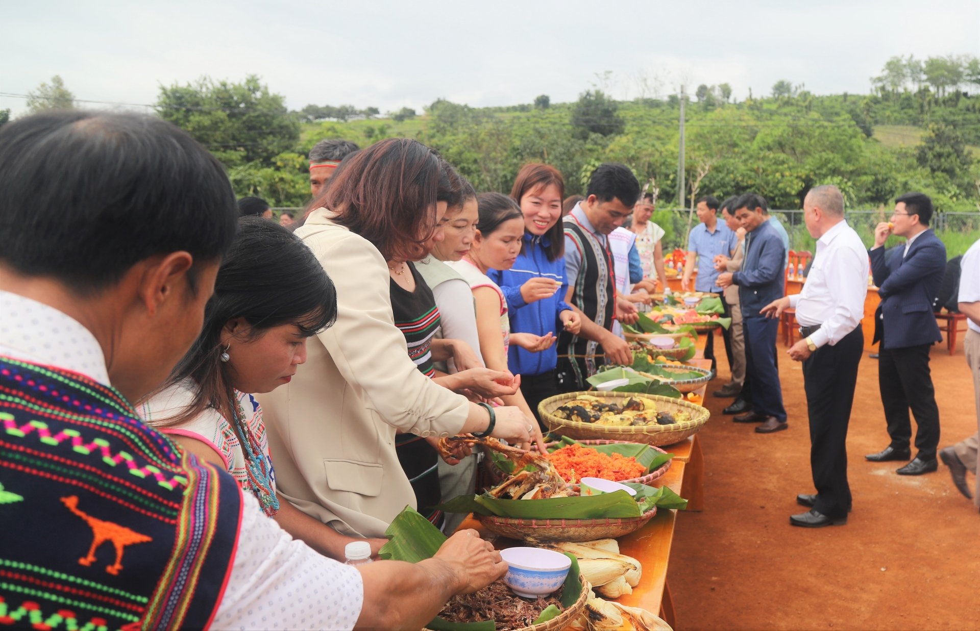 Đại biểu và tất cả mọi người cùng thưởng thức rượu cần, các món ăn truyền thống của đồng bào dân tộc Mạ sau nghi lễ