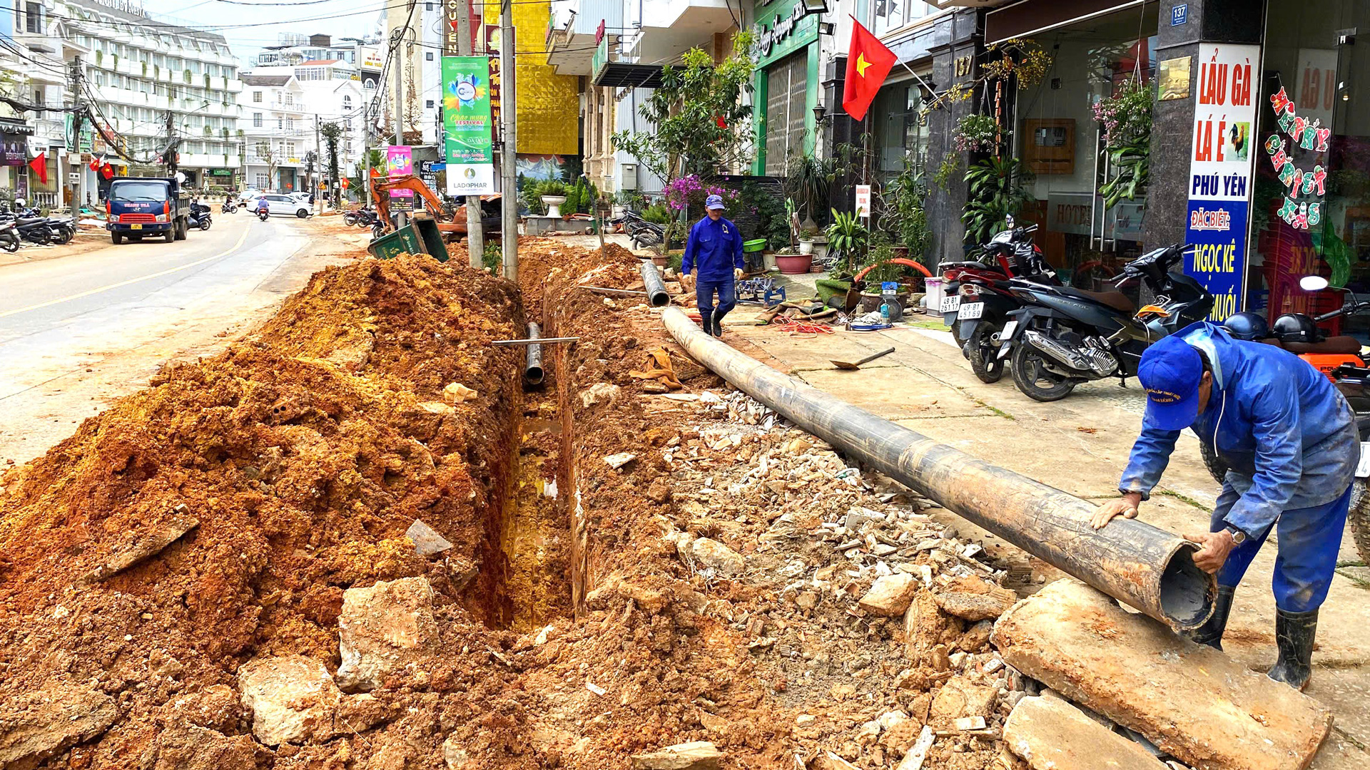 Đường Bùi Thị Xuân trong khu vực trung tâm thành phố với nhiều khách sạn đang được thi công 
nâng cấp, mở rộng