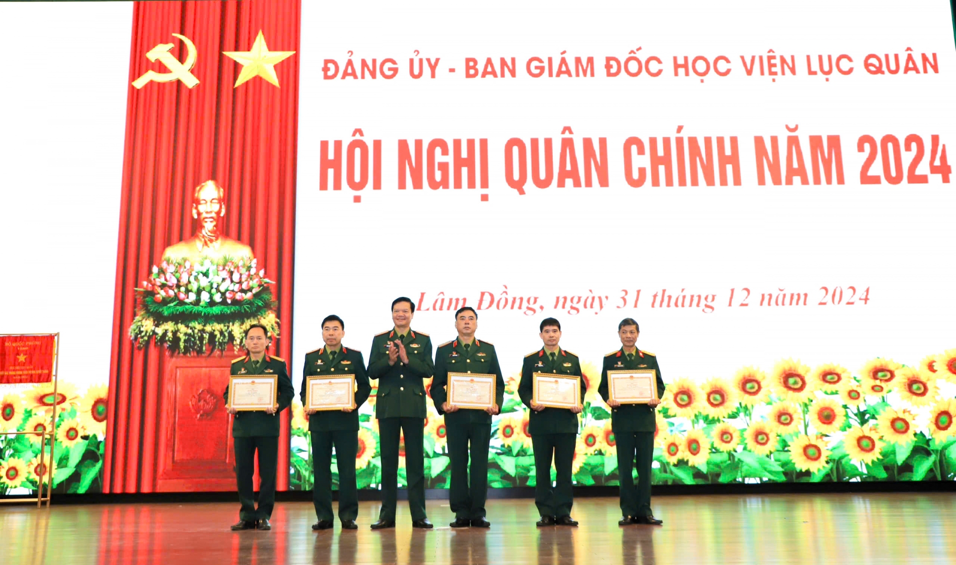 Trao Bằng khen cho các cá nhân đạt thành tích 