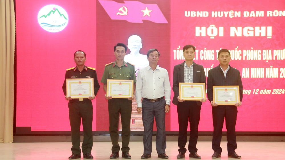 Chủ tịch UBND huyện Đam Rông Trương Hữu Đồng khen thưởng các tập thể tiêu biểu, xuất sắc