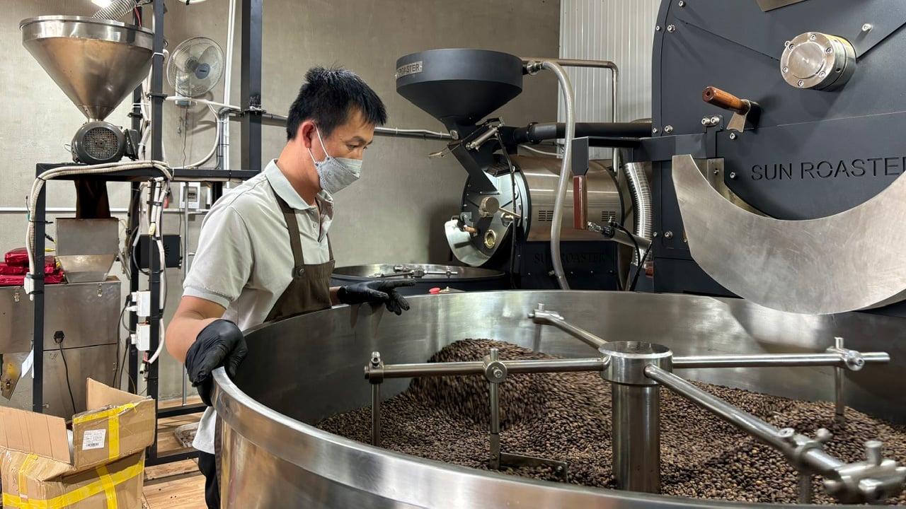 Hệ thống máy rang xay liên hoàn của Eric Coffee