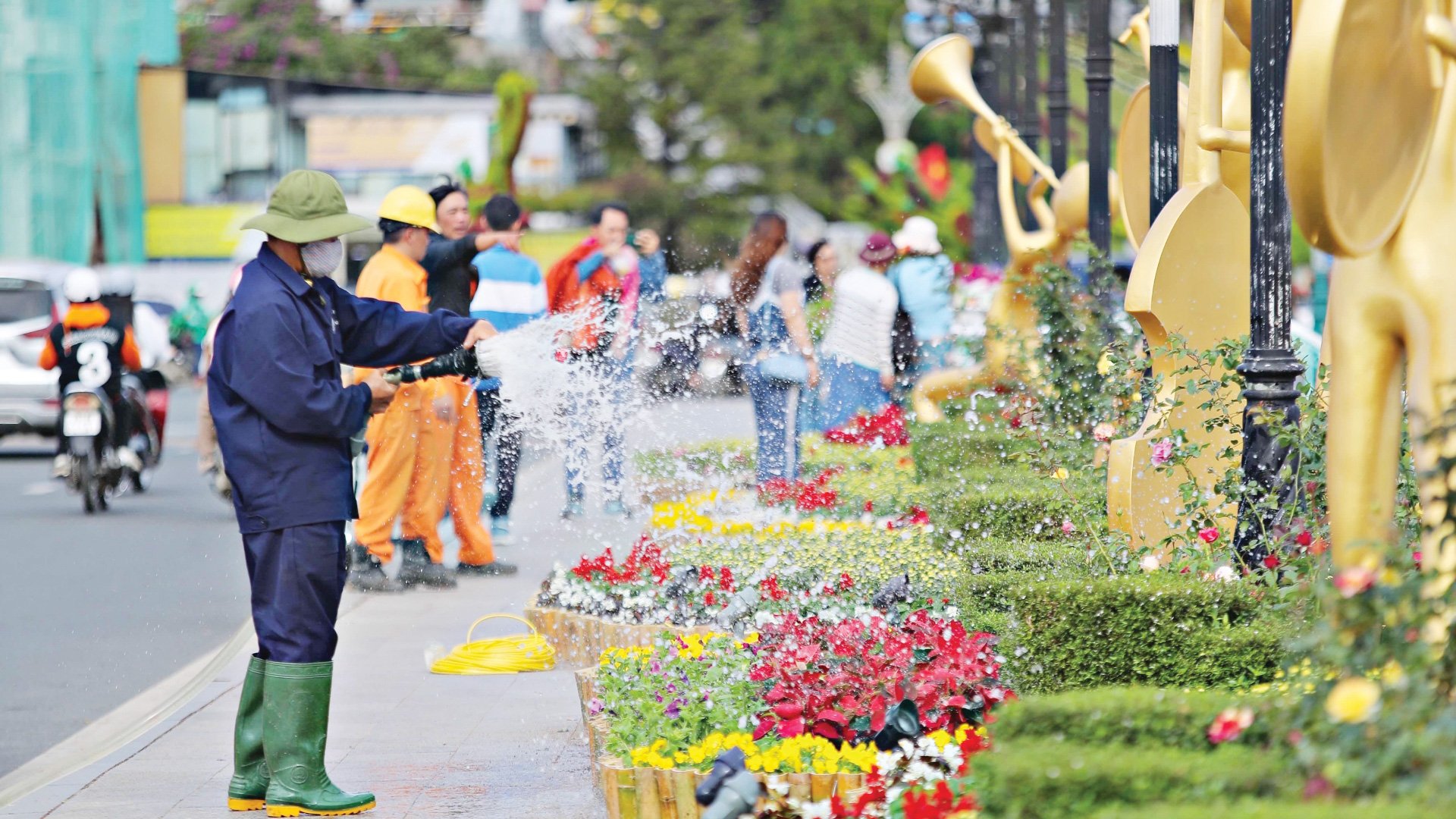 Trang trí không gian hoa tại khu vực cầu Ông Đạo. Ảnh: Chính Thành