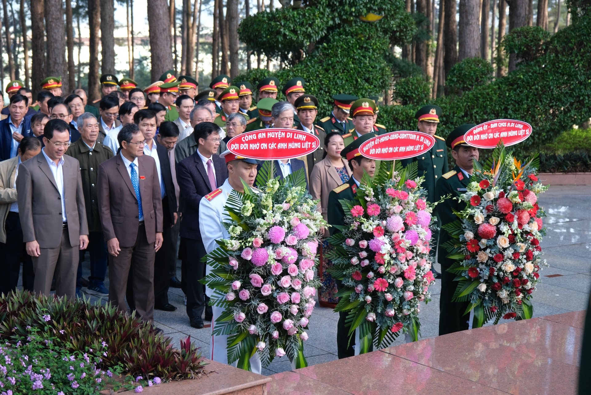 Lãnh đạo huyện Di Linh viếng Nghĩa trang Liệt sĩ nhân kỷ niệm Ngày thành lập Quân đội Nhân dân Việt Nam