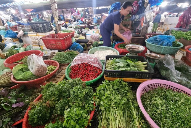 Đà Nẵng: Rau xanh tăng giá vùn vụt, cả người dân và hàng quán đều 'khóc ròng' ảnh 1