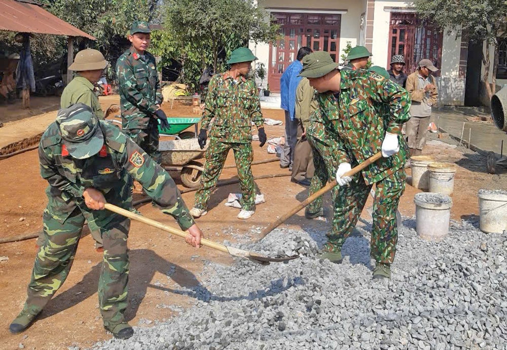 Cán bộ, chiến sĩ Ban CHQS huyện Di Linh tham gia làm công tác dân vận