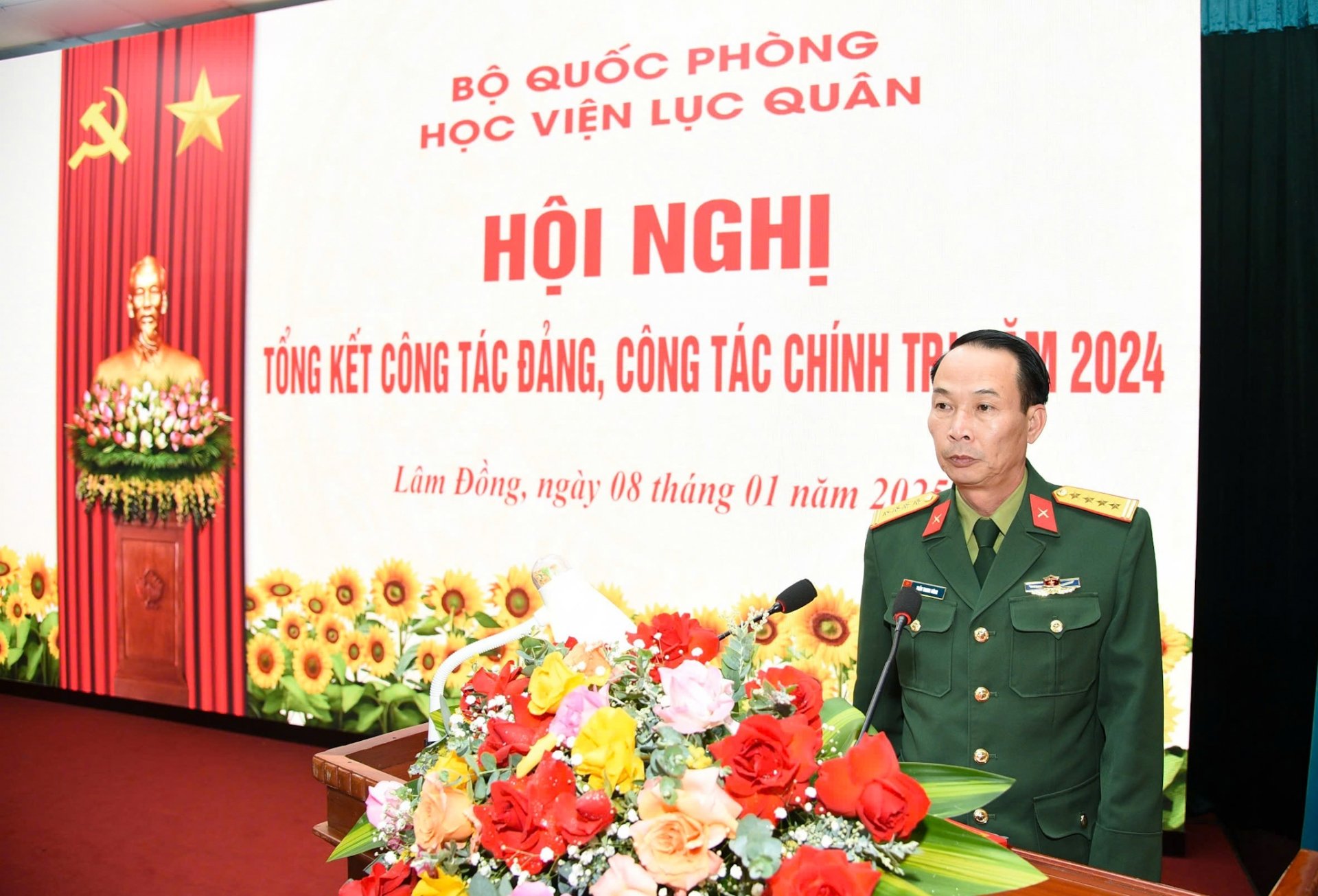 Đại tá Trần Trung Dũng - Phó Chủ nhiệm Chính trị Học viện báo cáo kết quả công tác đảng, công tác chính trị năm 2024