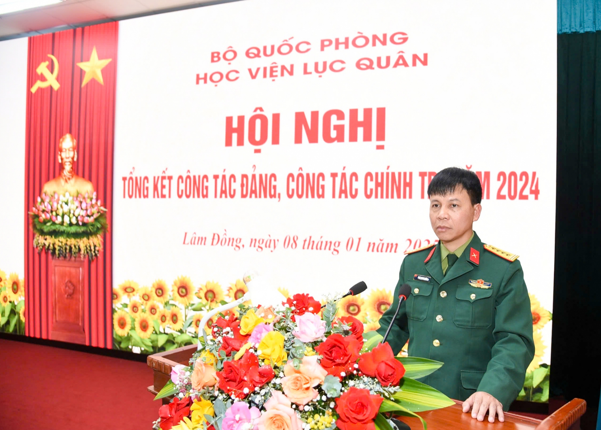 Đại tá Phan Thanh Trâm - Phó Chủ nhiệm Chính trị Học viện phát biểu tại hội nghị 