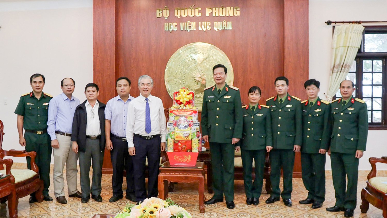 Đoàn công tác TP Hồ Chí Minh tặng quà, chúc tết Học viện Lục quân