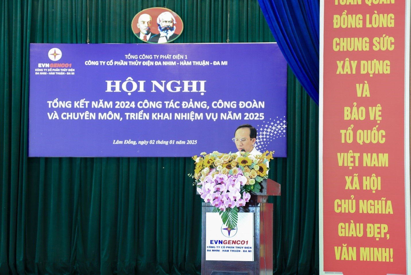 Ông Đỗ Minh Lộc - Phó Tổng giám đốc công ty báo cáo tại Hội nghị