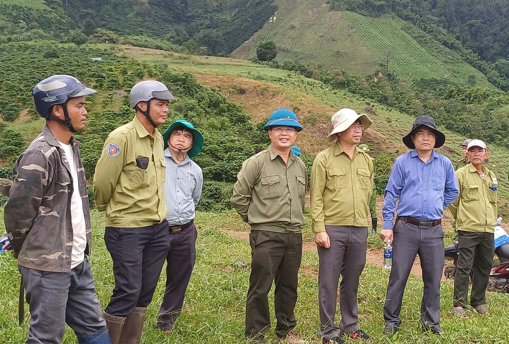 Đồng chí Nguyễn Văn Châu (thứ 3 từ phải qua) - Bí thư Huyện uỷ Đam Rông kiểm tra công tác quản lý, bảo vệ rừng