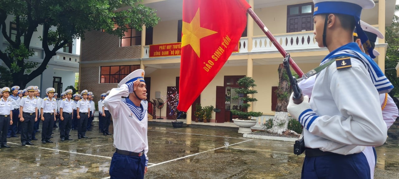 Lễ tuyên dương quân nhân hoàn thành nghĩa vụ quân sự trên quần đảo ...