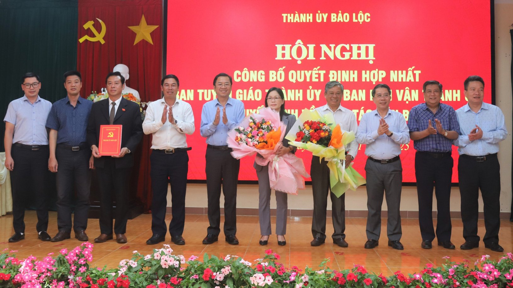 Trưởng Ban Tuyên giáo và Dân vận Tỉnh ủy Lâm Đồng Tôn Thiện Đồng và lãnh đạo Thành ủy Bảo Lộc trao Quyết định hợp nhất Ban Tuyên giáo và Ban Dân vận Thành ủy Bảo Lộc