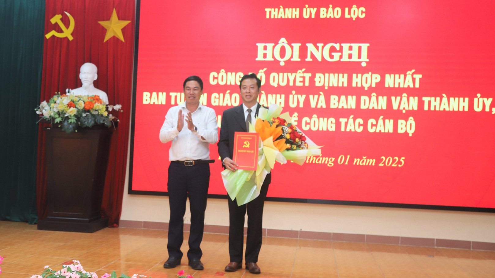 Đồng chí Nghiêm Xuân Đức - Phó Bí thư Thường trực Thành ủy, Chủ tịch HĐND TP Bảo Lộc trao Quyết định bổ nhiệm và tặng hoa chúc mừng tân Trưởng Ban Tuyên giáo và Dân vận Thành ủy Bảo Lộc cho đồng chí Nguyễn Minh Châu