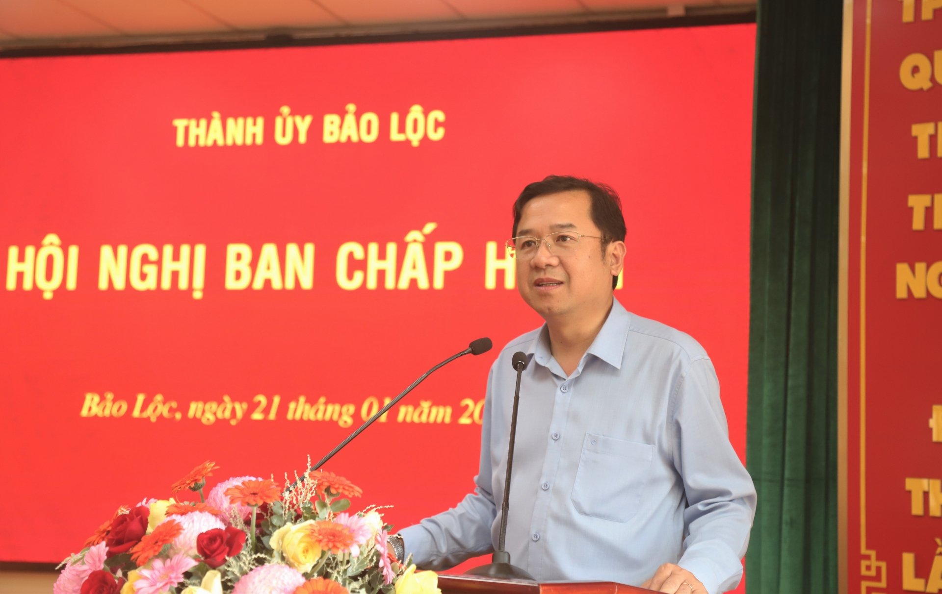 Đồng chí Tôn Thiện Đồng - Ủy viên Ban Thường vụ Tỉnh ủy, Trương Ban Tuyên giáo và Dân vận Tỉnh ủy phát biểu chúc mừng và chỉ đạo tại Hội nghị