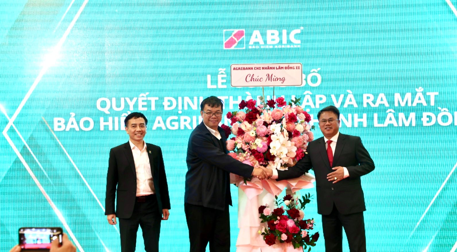 Ban Giám đốc Agribank Chi nhánh tỉnh Lâm Đồng II tặng hoa chúc mừng ABIC Lâm Đồng và ông Tạ Đức Thắng