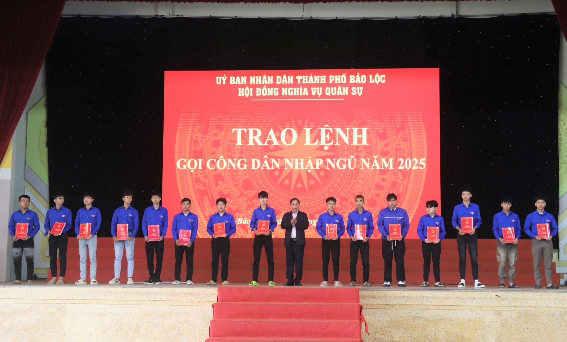 Các đại biểu trao lệnh gọi công dân lên đường nhập ngũ cho các thanh niên